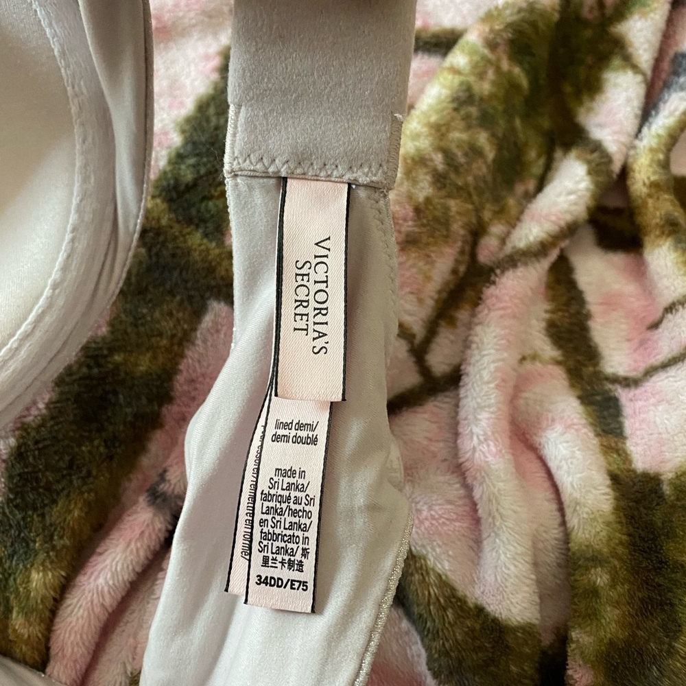 Victoria Secret Bra - Picture 7 of 10